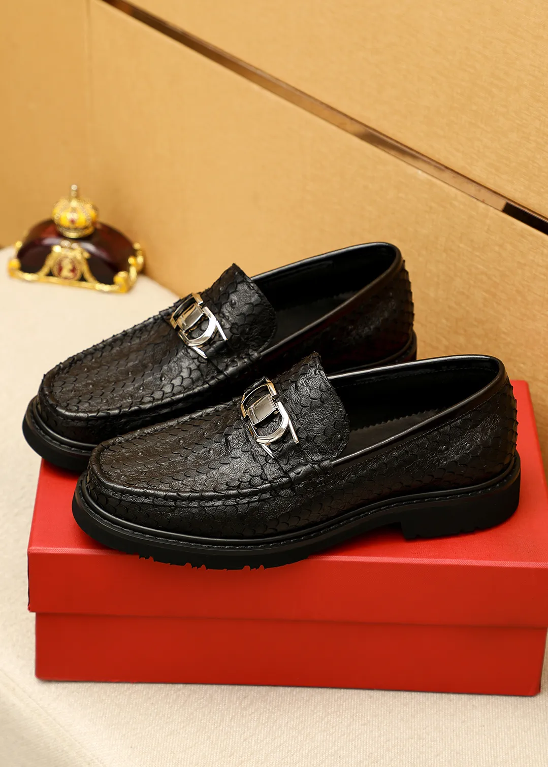 Men's shoes 💰520 💐 Product trademark: Ferragamo "Ferragamo" casual leather shoes Regular size: 38-44 (45.46🉑️customized) Product materials: Selected imported first-layer calfskin embossed upper + original hardware buckle, imported water-dyed cow leather lining. Strong three-dimensional visual effect, original outsole color: 1⃣️color optional